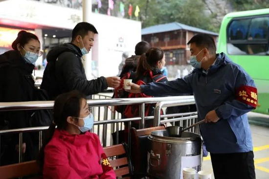 10月5日，华山景区迎来今秋第一场降雪，景区执勤人员为游客提供姜汤御寒等暖心服务。