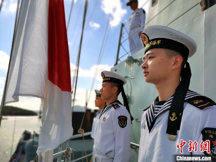 10月14日，海军第35批护航编队太原舰缓缓驶抵浙江舟山某军港码头时，官兵在甲板列队站坡。 江山 摄