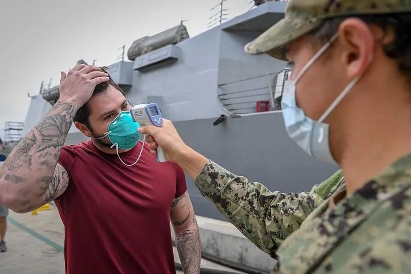  美国海军舰员接受体温检测