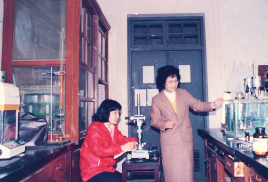 图｜1988 年，张俐娜在实验室指导学生做实验