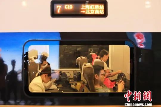 旅客乘坐G10次列车前往自己的目的地。　殷立勤　摄