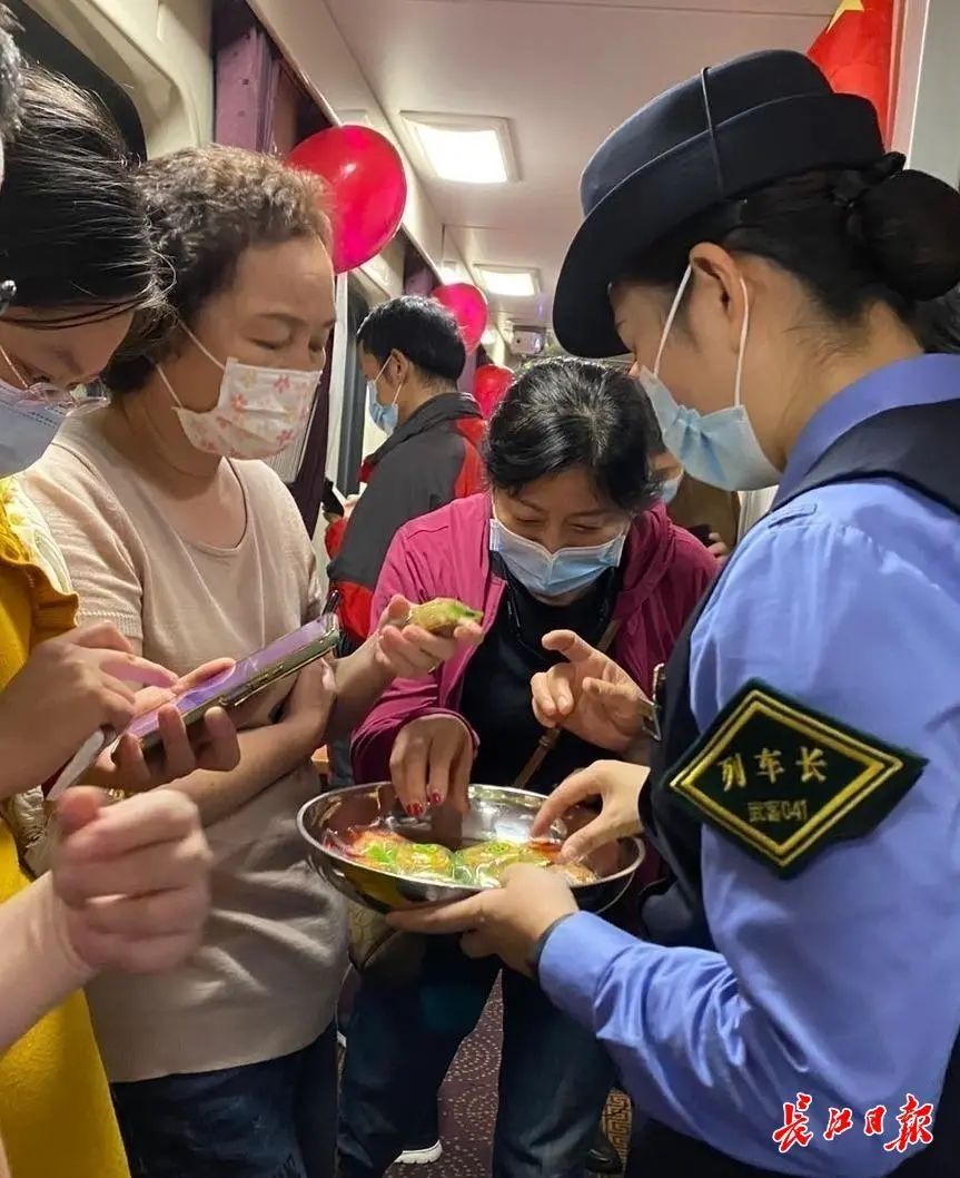  武汉开往北京的列车上，列车员给旅客送月饼。通讯员苏杭 摄