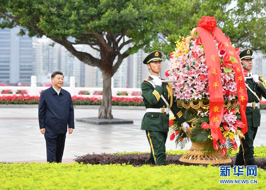  10月14日下午，习近平来到莲花山公园，向邓小平同志铜像敬献花篮。 新华社记者 李响 摄