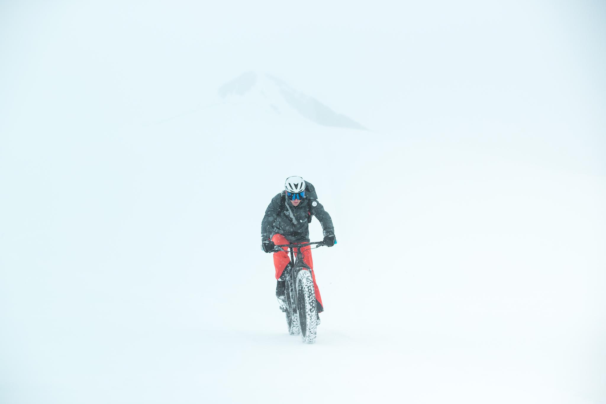 冰雪荒原骑车180公里。