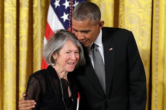 在白宫，美国前总统奥巴马拥抱格丽克，并授予她2015年美国国家人文奖章。