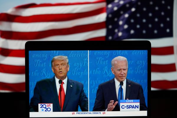 这张10月22日在美国弗吉尼亚州阿灵顿拍摄的视频画面显示，美国总统特朗普（左）与民主党总统候选人拜登在田纳西州纳什维尔市参加最后一场总统候选人电视辩论。新华社