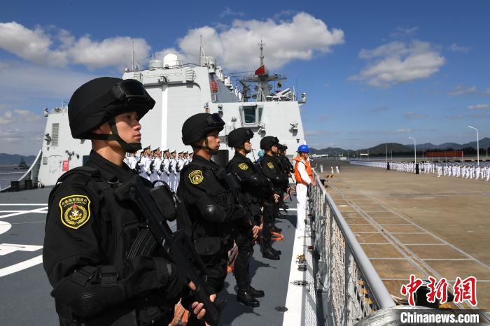 10月14日，海军第35批护航编队太原舰缓缓驶抵浙江舟山某军港码头时，特战队员在甲板列队站坡。 江山 摄