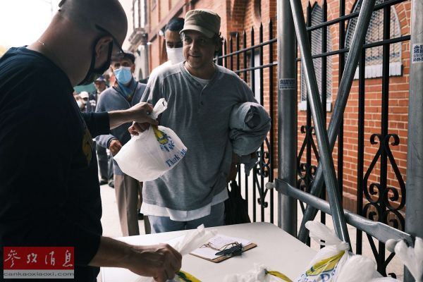 资料图片：纽约市民在领取救济食品。（西班牙《国家报》网站）