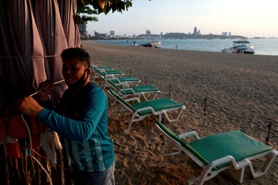 泰国旅游业受疫情影响严重，沙滩上几乎空无一人。（图源：路透社）