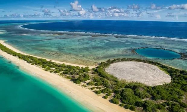  位于马绍尔群岛的核废物填埋场——“鲁尼特穹顶”，被当地居民称作“坟墓”。图源：英国《卫报》