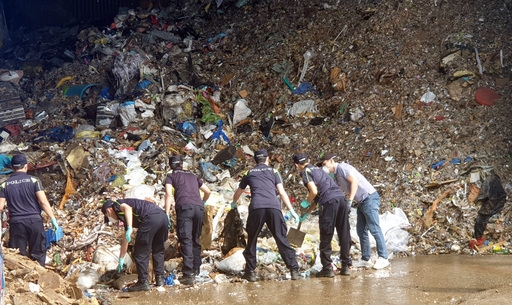 警方在垃圾回收厂搜寻死者碎尸