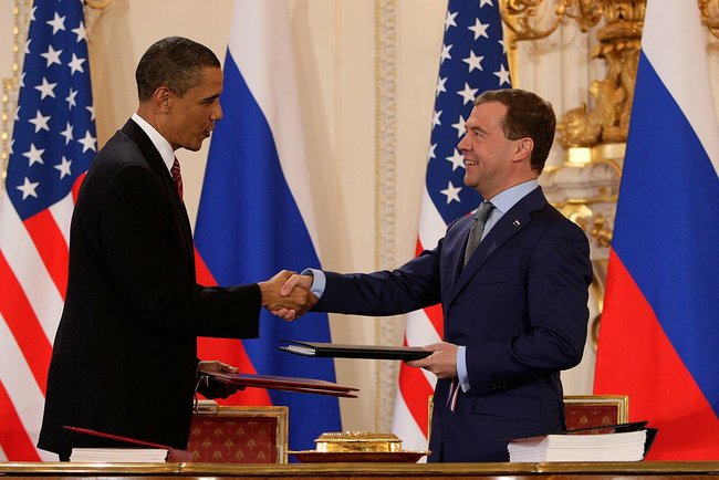 图：2010年，奥巴马与梅德韦杰夫在布拉格签署《新削减战略武器条约》