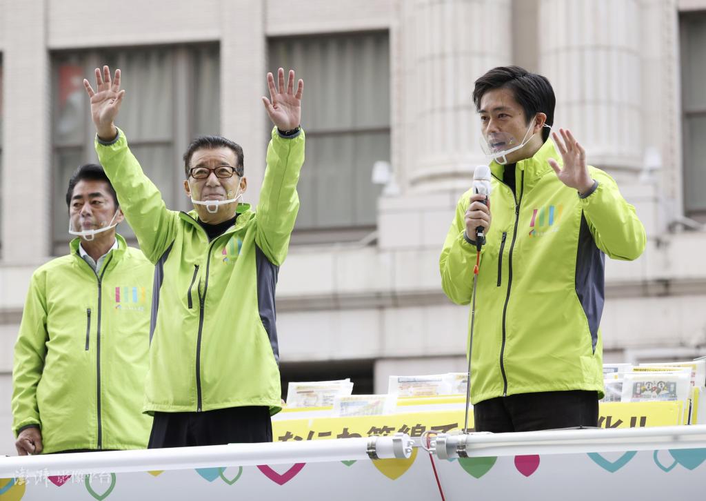 11月1日，松井和吉村发表讲话，同一天大阪就大阪重组计划进行全民公投。（图源：澎湃影像平台）