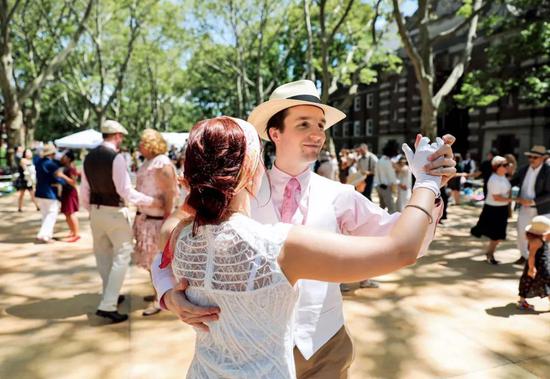  2019年6月15日，人们在纽约举行的“爵士时代草坪派对”上跳舞