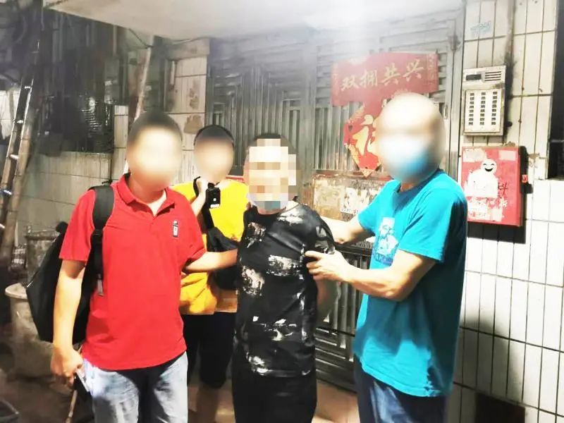 10月13日，民警在广州天河抓获命案逃犯张某。