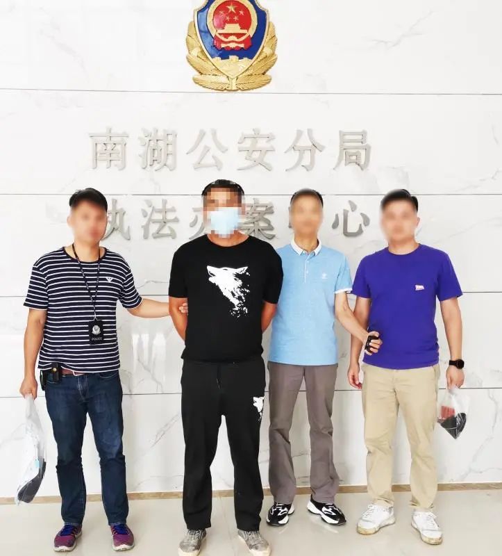 10月13日，民警在广西抓获命案逃犯李某。