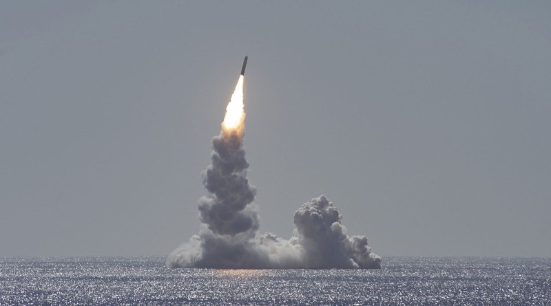 图：今年2月，美国海军试射最新型的三叉戟D5 LE，该导弹最大射程超过12000公里，最多可携带14枚爆炸当量为十万吨的W76核弹头。