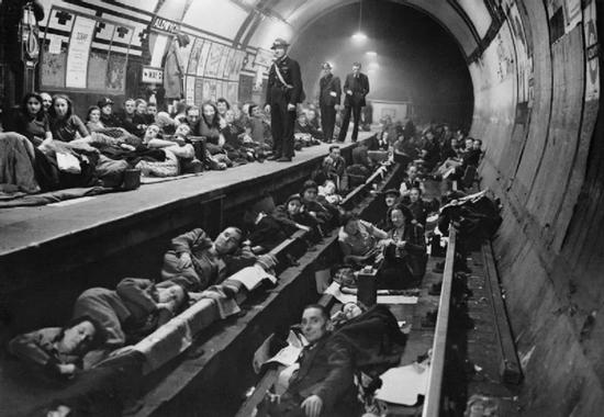 二战期间，在地铁中躲避空袭的伦敦居民