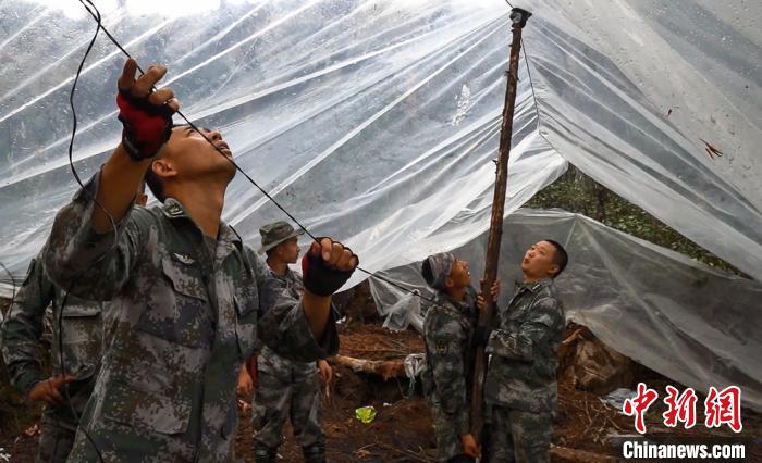 巡逻官兵搭建宿营地。　肖滔 摄