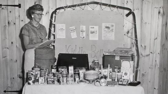 五十年代，一位美国家庭妇女正在清点避难所用品