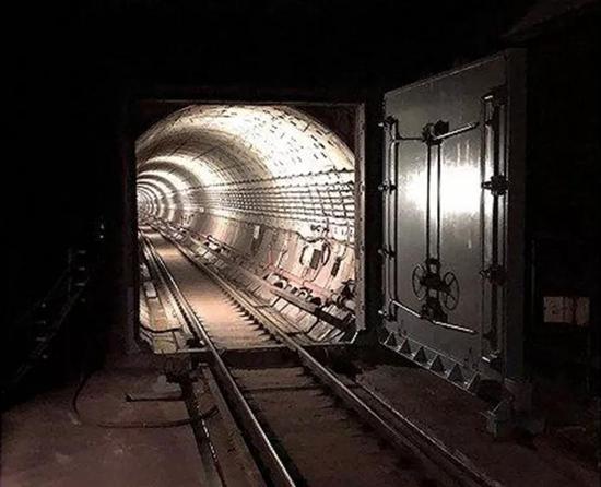 　地铁隧道中的人防门，运行期间应处于完全打开状态
